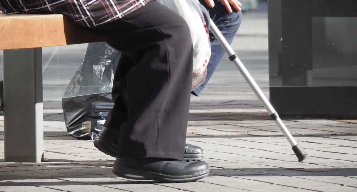 Na zdjęciu: Seniorzy na przystanku na placu 3 Maja