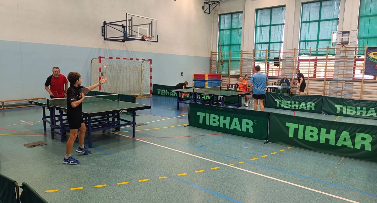 Tenis stołowy, Zacięte mecze tenisistów stołowych Lidze - zdjęcie, fotografia