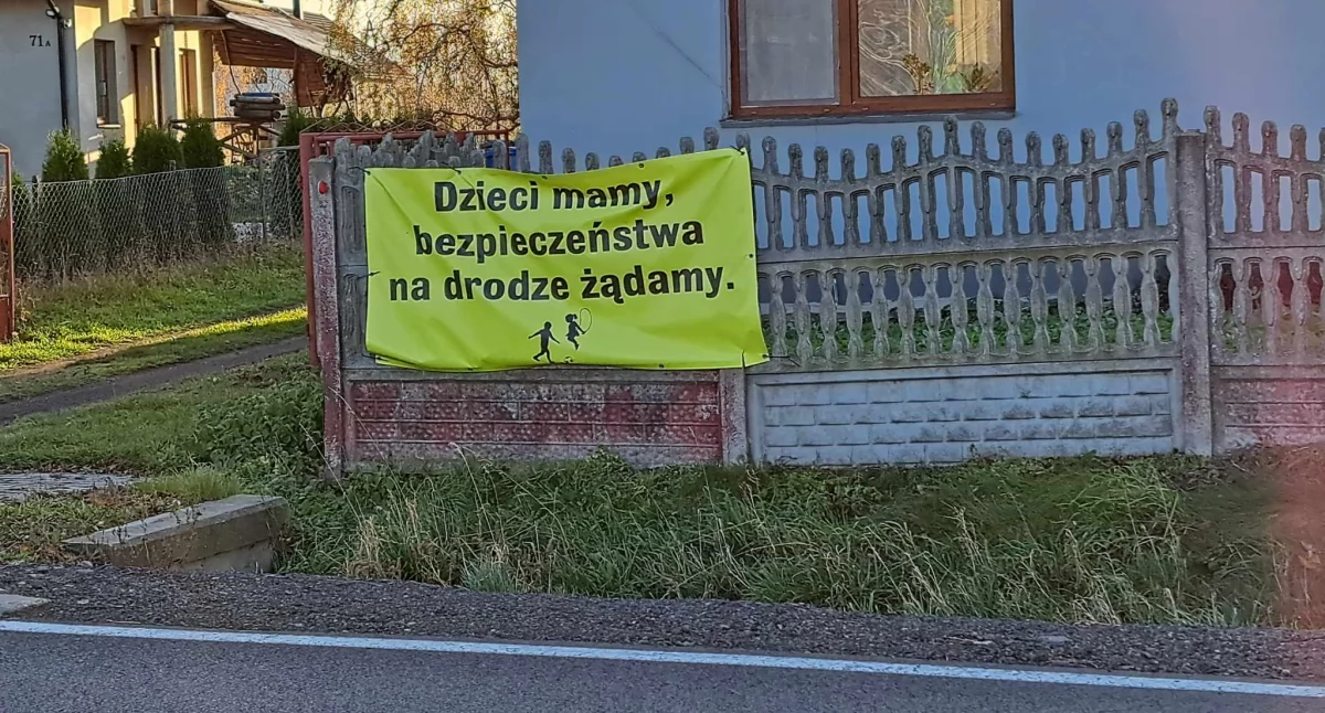 Na zdjęciu: Dla GDDKiA właściciele tych  domów mieszkają w Wierzbowcu, nie  w Łączkowicach czy Kawęczynie