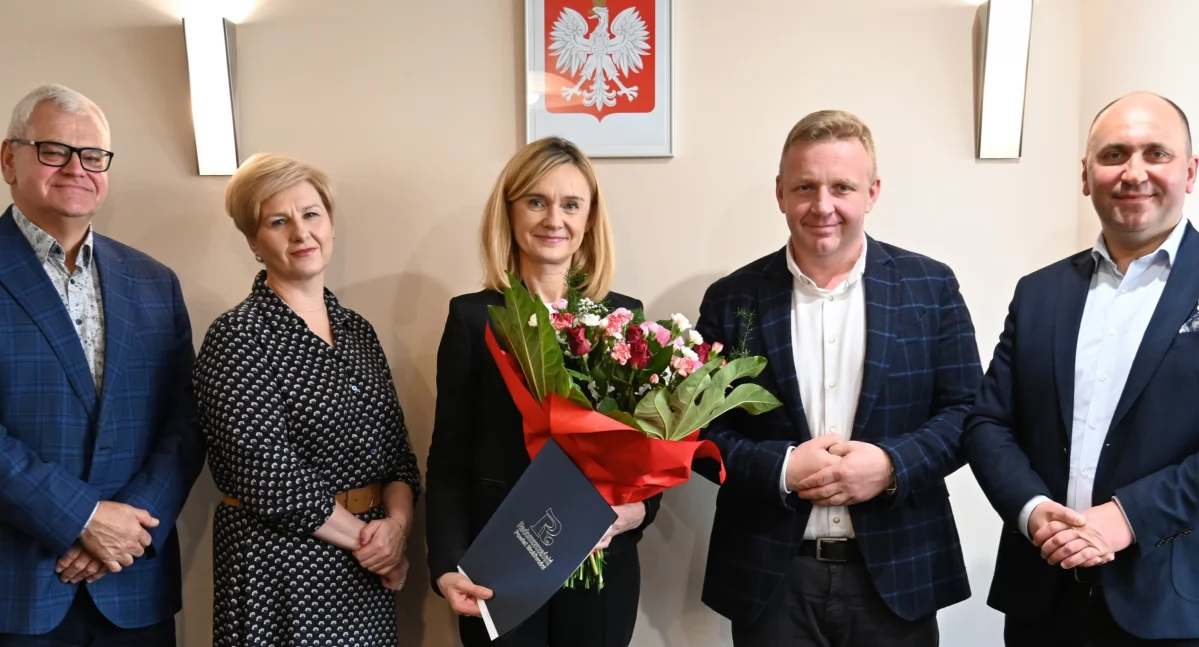 Na zdjęciu: Bożena Zielińska z kwiatami, fot. Facebook/Starostwo Powiatowe