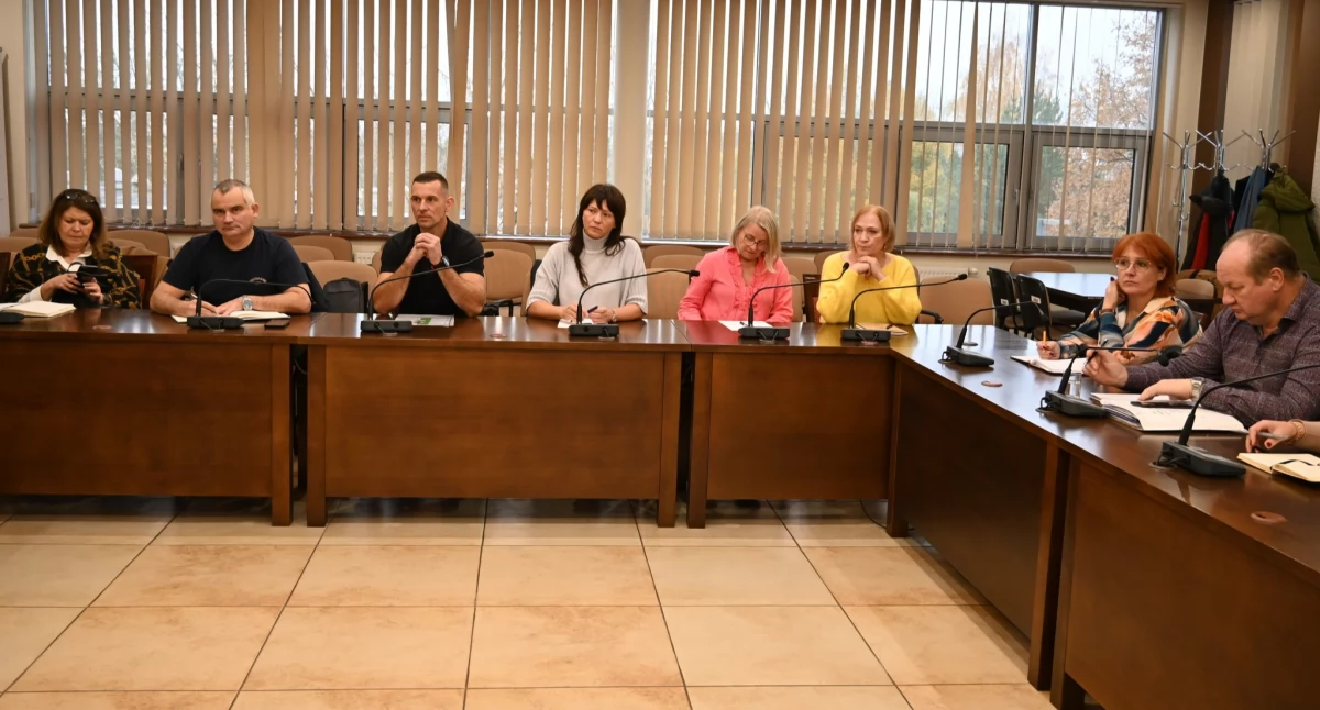 Na zdjęciu: Dyrektorzy szkół i placówek, fot. Facebook/Starostwo Powiatowe