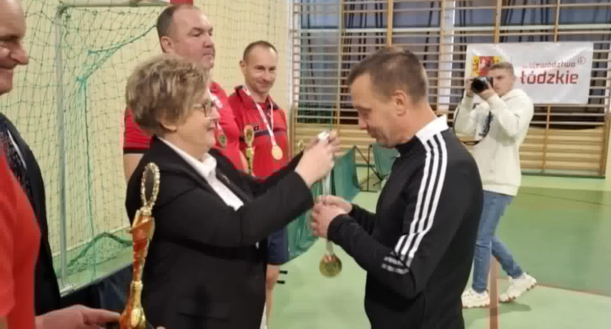 Na zdjęciu: Jacek Krupa odbiera medal, fot. Facebook/Starostwo Powiatowe