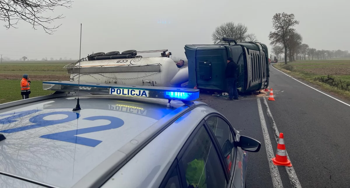 Na zdjęciu: Przewrócona cysterna z cementem, fot. KPP Radomsko