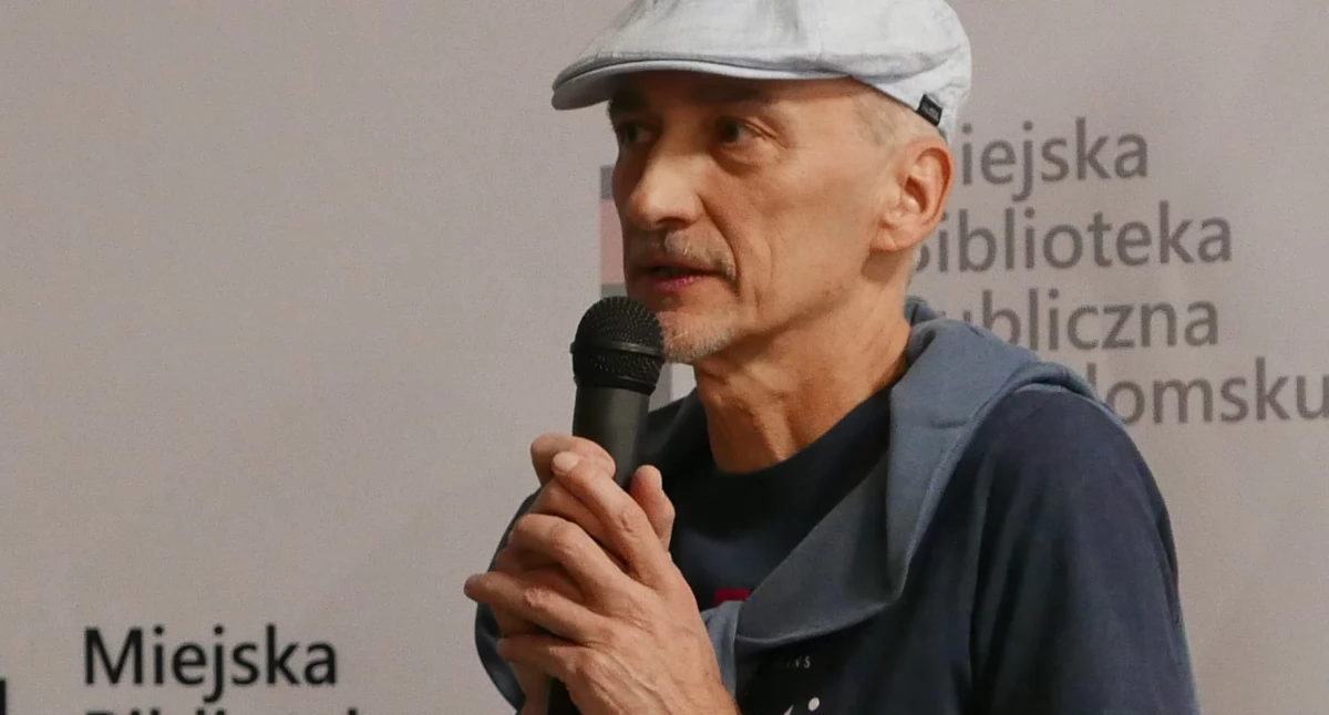 Na zdjęciu: Piotr Pacholik podczas spotkania z czytelnikami