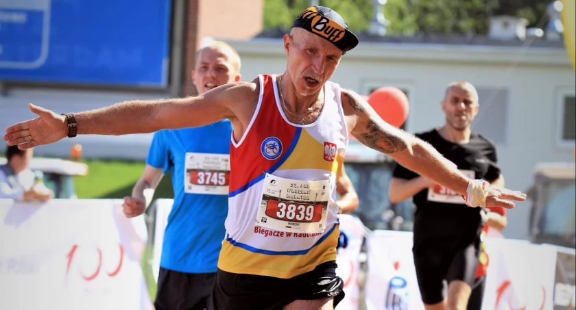 Na zdjęciu: Robert Gołębiowski na mecie w Palermo 