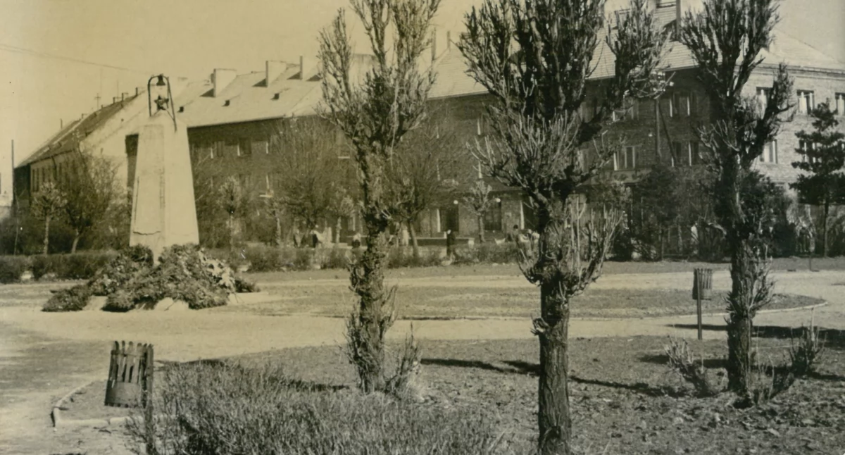 Na zdjęciu: Obelisk poświęcony żołnierzom Armii Czerwonej na placu 3 Maja, przed 1959 r. Zbiory Muzeum