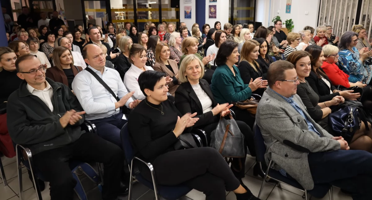 Na zdjęciu: Dzień Pracownika Socjalnego obchodzono w MBP, fot. Facebook/UM Radomsko