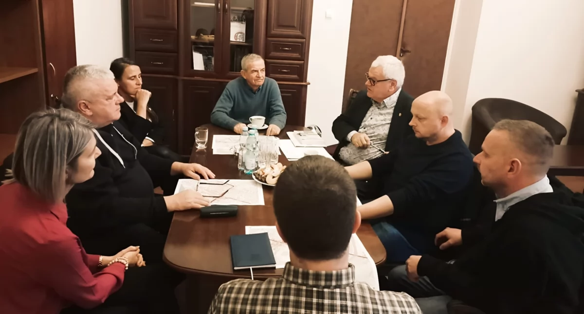 Na zdjęciu: Uczestnicy spotkania w sprawie nowego projektu, fot. Facebook/UM Przedbórz