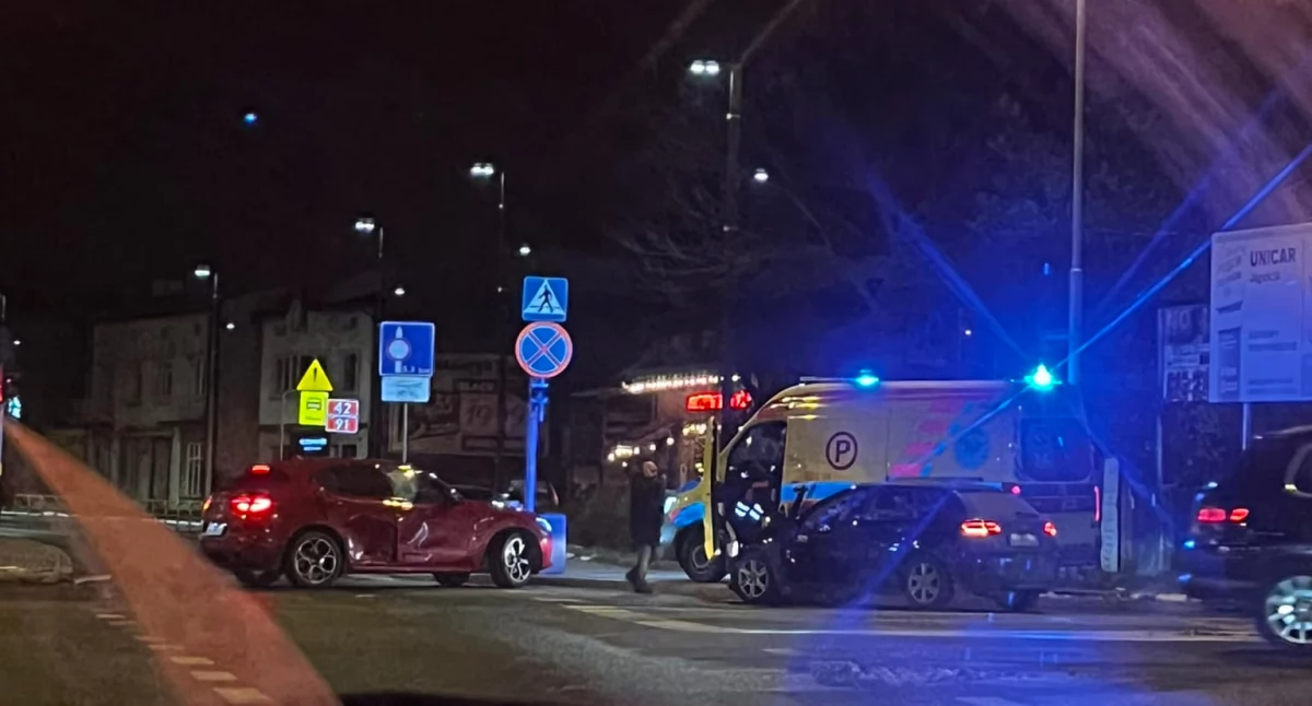 Na zdjęciu: Zderzenie dwóch aut na skrzyżowaniu Piastowskiej i Krakowskiej, fot. Facebook/Gdzie stoją Radomsko i okolice/Wiktoria Sztandera