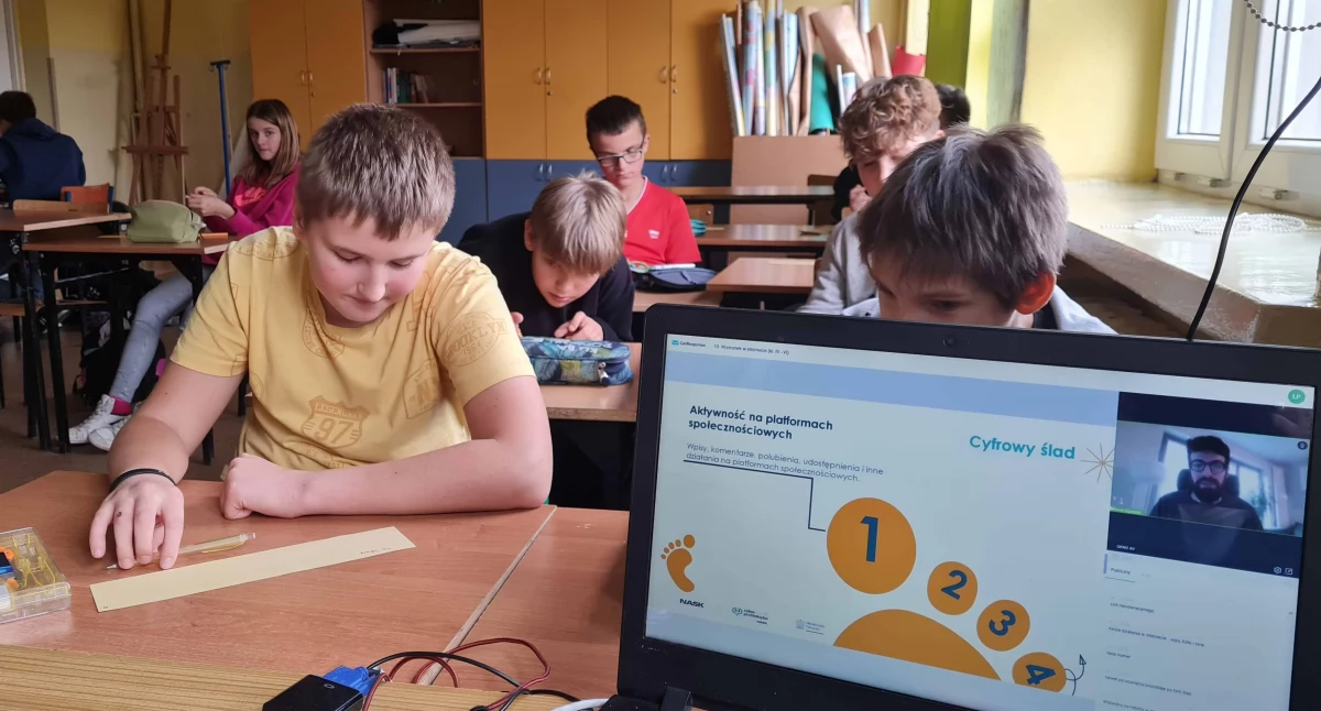 Na zdjęciu: Uczniowie na webinarium