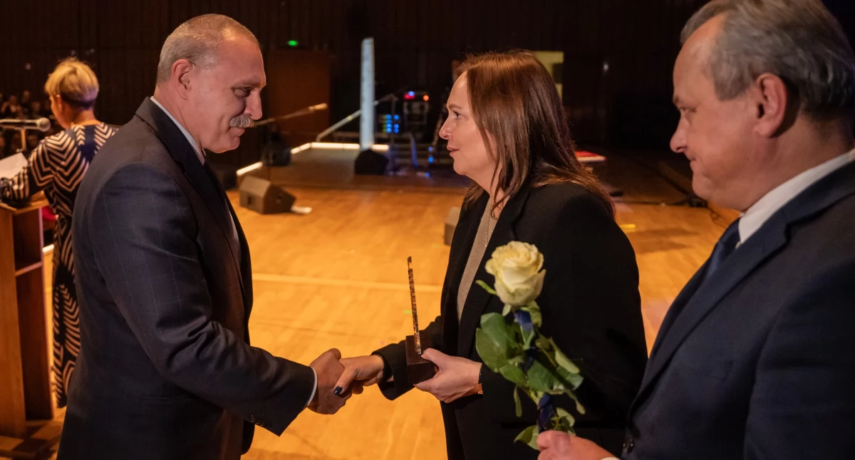 Na zdjęciu: Dyrektor MOPS_u Andrzej Barszcz odbiera wyróżnienie, fot. lodzkie.pl