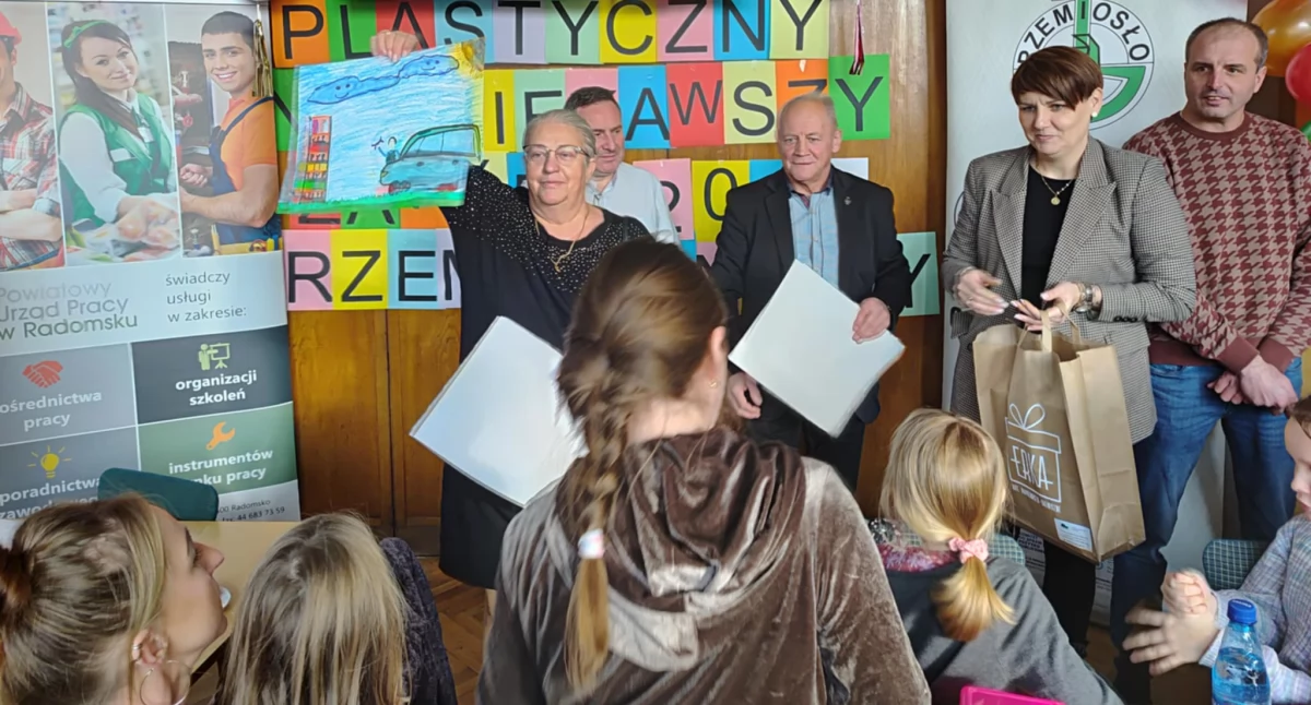 Na zdjęciu: Rozdanie nagród w konkursie plastycznym, fot. Facebook/PUP Radomsko 
