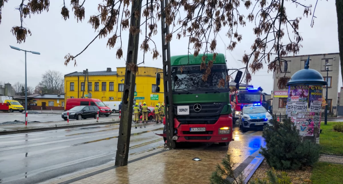 Wypadki drogowe, Wypadek Kamieńsku Służby miejscu szpitala odwieziono letniego mężczyznę - zdjęcie, fotografia