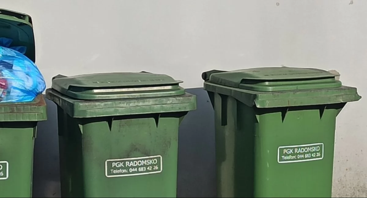 Na zdjęciu pojemniki na odpady w Radomsku