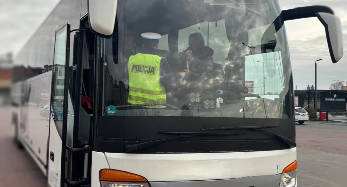 Na zdjęciu: Kontrola autokaru, fot. KPP Radomsko