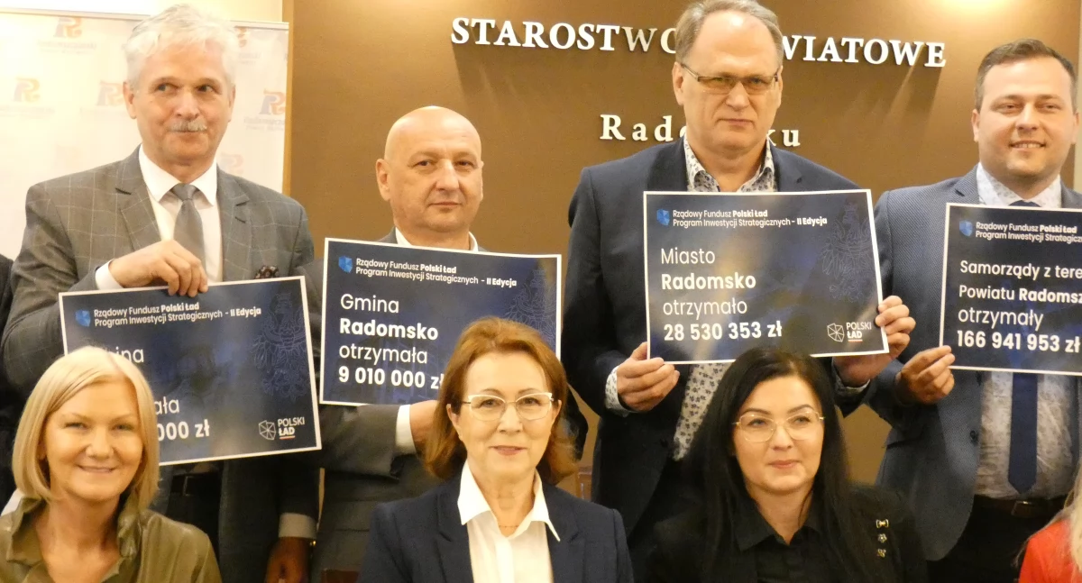 l Anna Milczanowskia, Beata Pokora i Jarosław Ferenc i inni samorządowcy prezentują tabliczki z kwotami dofinansowań z Polskiego Ładu, maj 2022, Starostwo Powiatowe