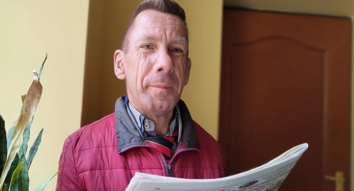 Marek w naszej redakcji. Jest nowa fryzura i nawet krawat. Lubi być elegancki