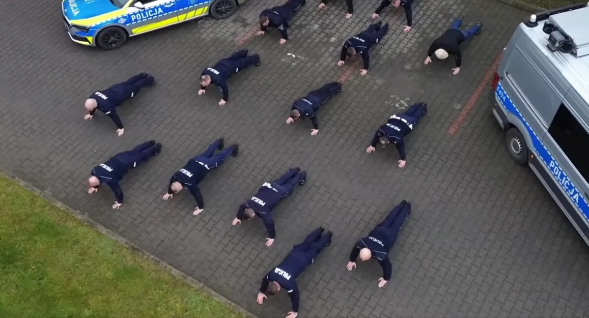 Na zdjęciu: Policjantów mianowali strażacy