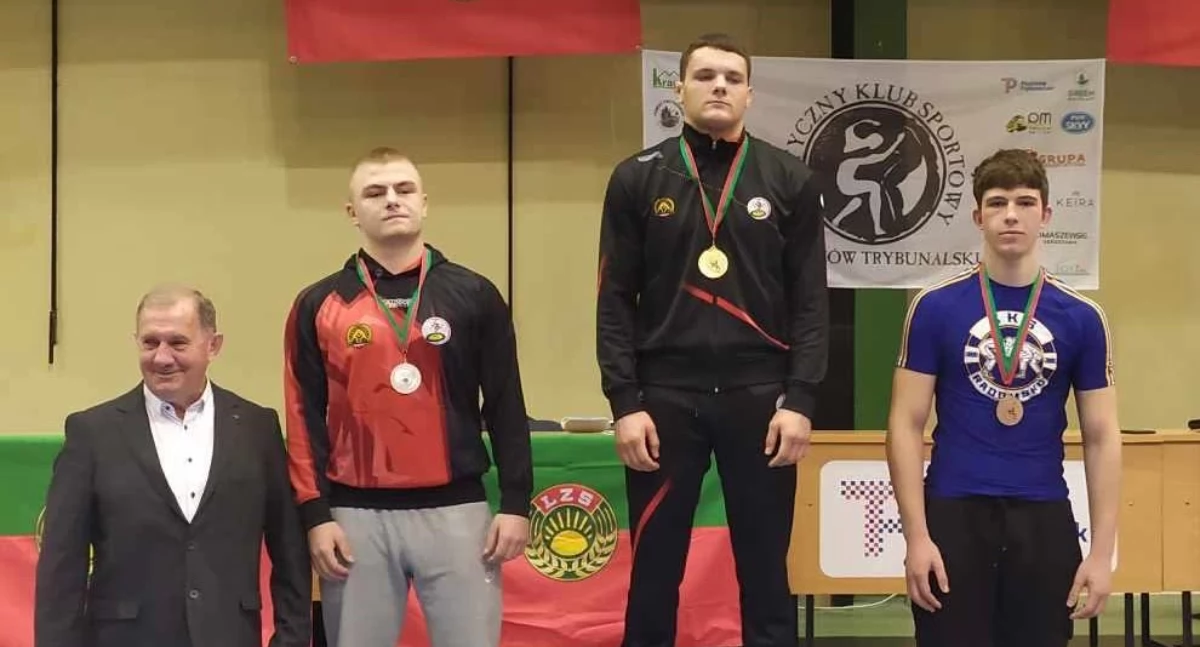 Na zdjęciu: Najlepsi zapaśnicy na podium
