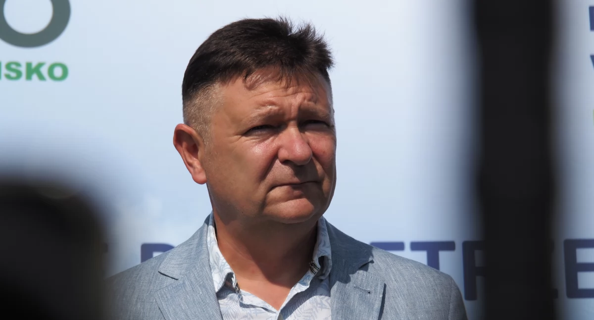 Na zdjęciu: Prezes Rybczyński wyjaśniał radnym skąd ta strata