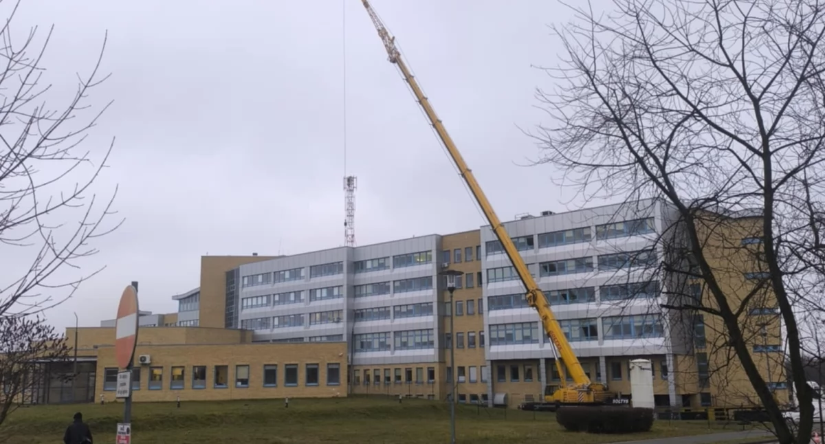 Na zdjęciu: Montaż masztu telefonii komórkowej, fot. Czytelnik