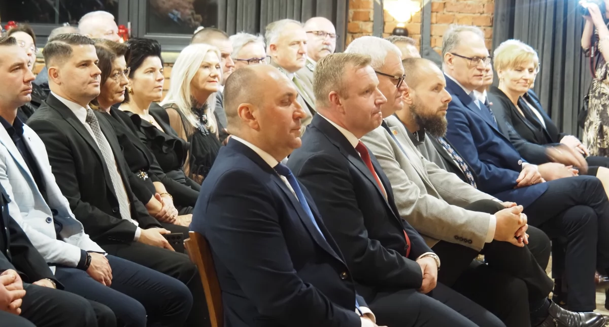 Powiat, Spotkanie opłatkowe powiecie Zarząd radni dyrektorzy wójtowie składali sobie życzenia - zdjęcie, fotografia