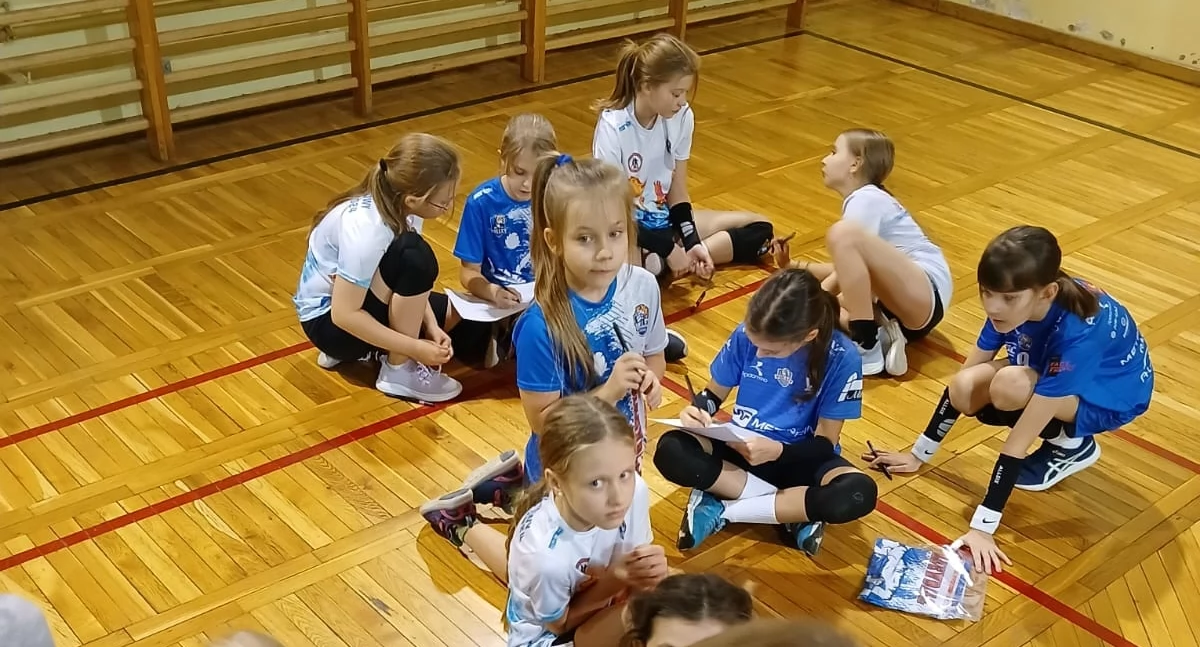 Na zdjęciu: Dzieci uczestniczące w zajęciach, fot. Facebook/KS Volley Radomsko