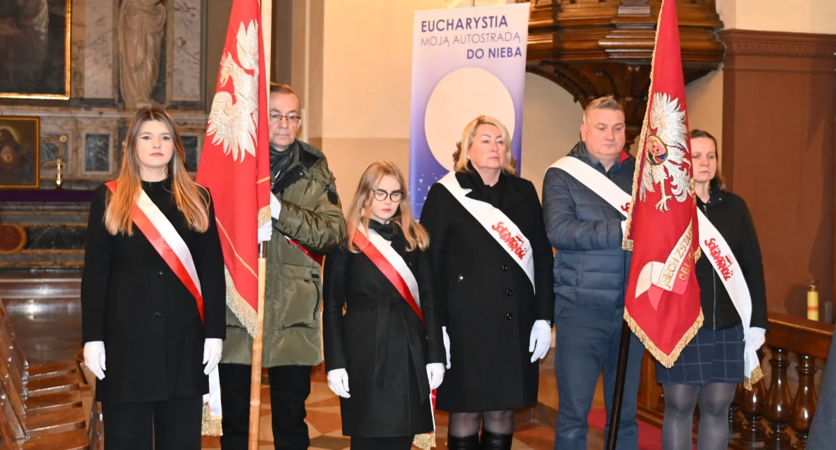 Na zdjęciu: We mszy uczestniczyły poczty sztandarowe, fot. Facebook/Starostwo Powiatowe
