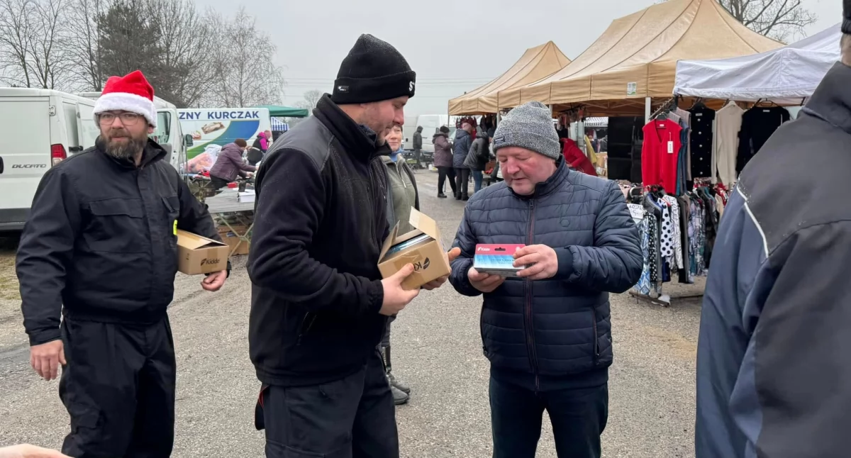 Na zdjęciu: Strażacy rozdawali czujki, fot. Facebook/UG Kobiele Wielkie