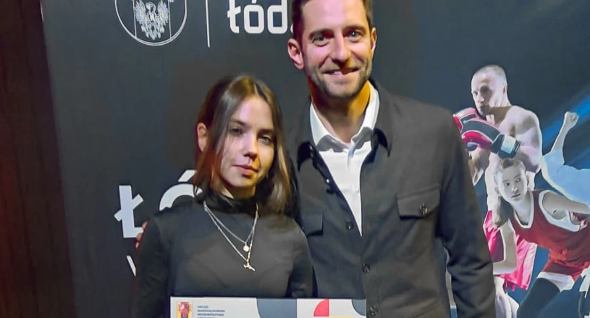 Na zdjęciu: Joanna Tutaj doceniona za zdobycie medalu, fot. Facebook/10-tka