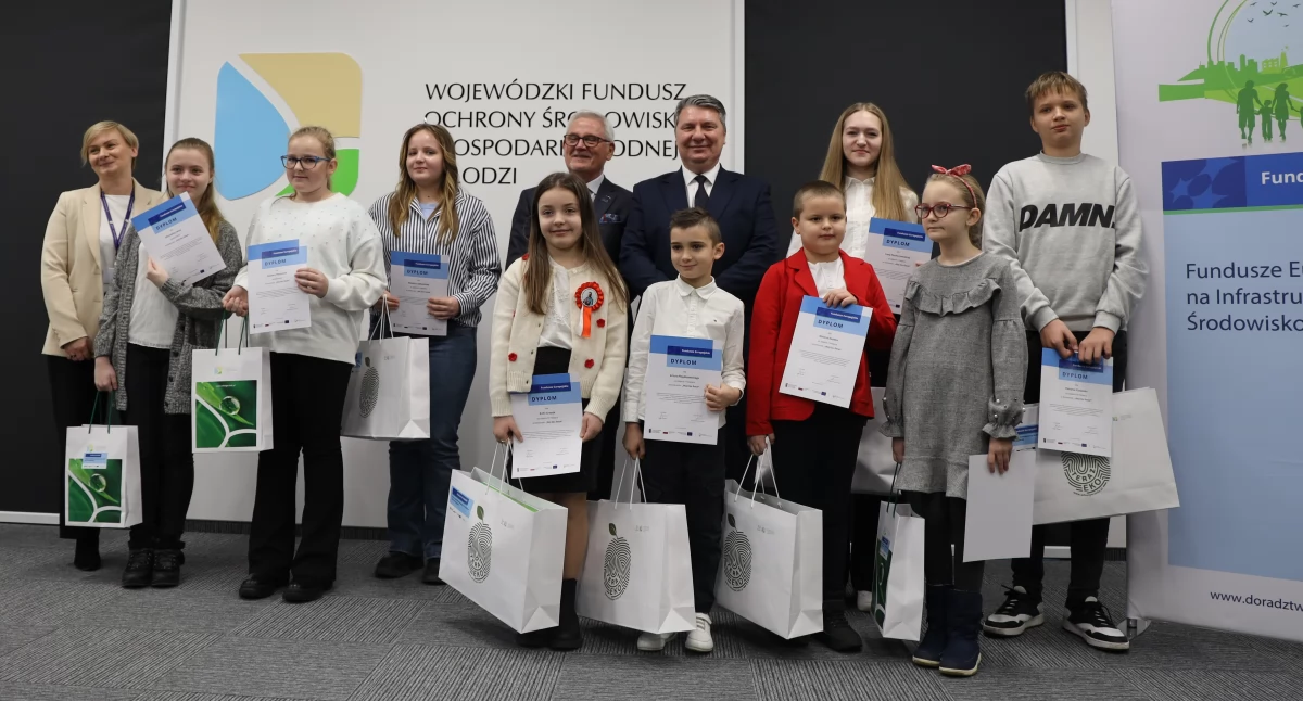 Na zdjęciu: Zarząd WFOŚiGW w Łodzi z laureatami konkursu MÓJ EKO-ŚWIAT.