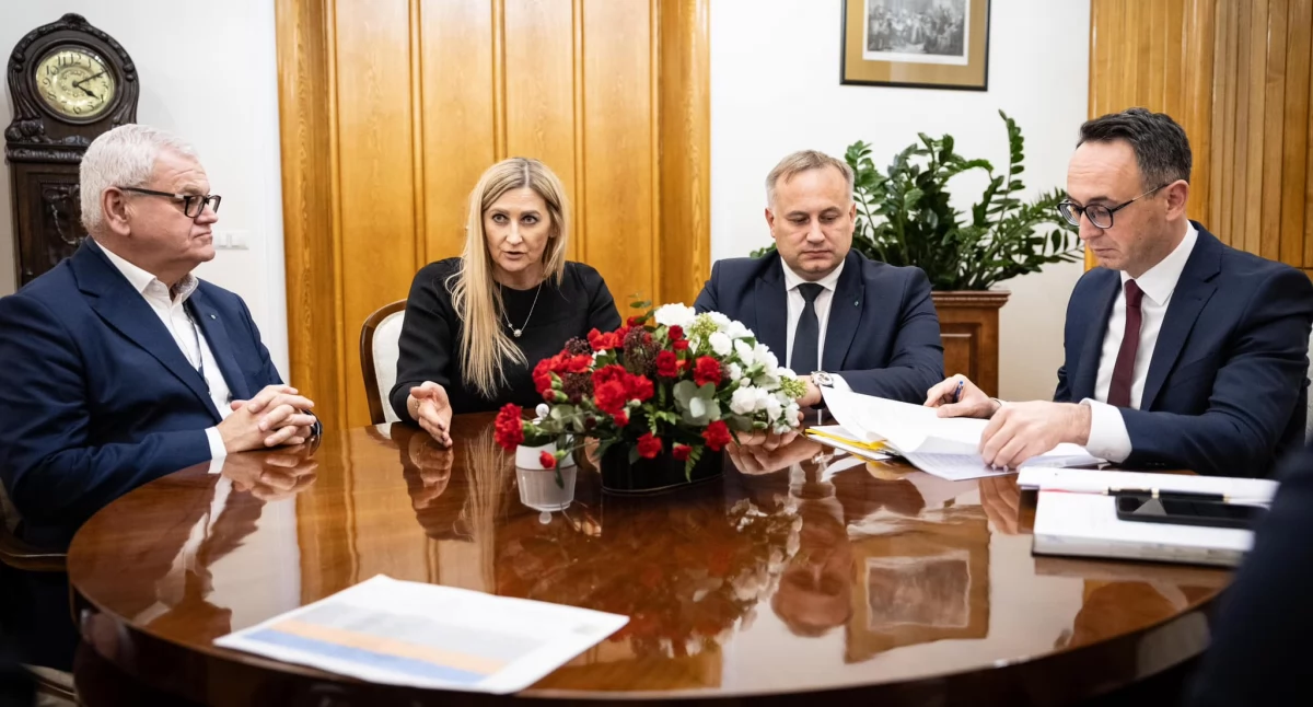 Na zdjęciu spotkanie w ministerstwie infrastruktury. Na zdjęciu: Wojciech Ślusarczyk, Magdalena Soólnicka, z prawej minister Dariusz Klimczak