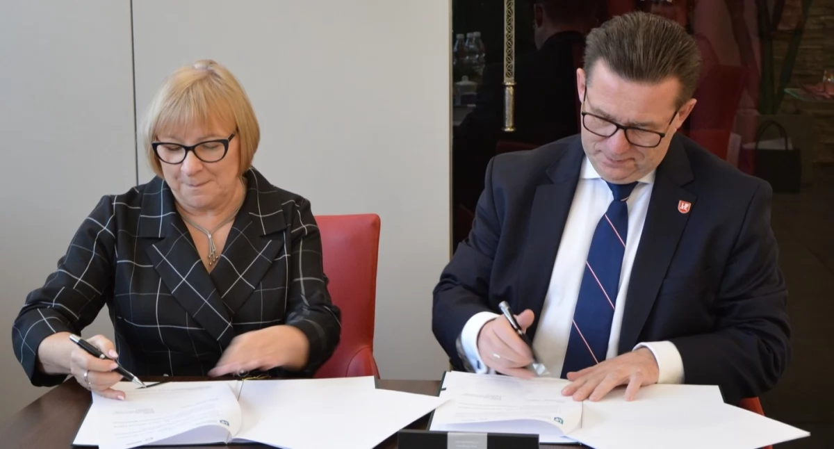 Na zdjęciu: Małgorzata Kołodziejska i Janusz Kapuśniak, fot. Facebook/Starostwo Powiatowe