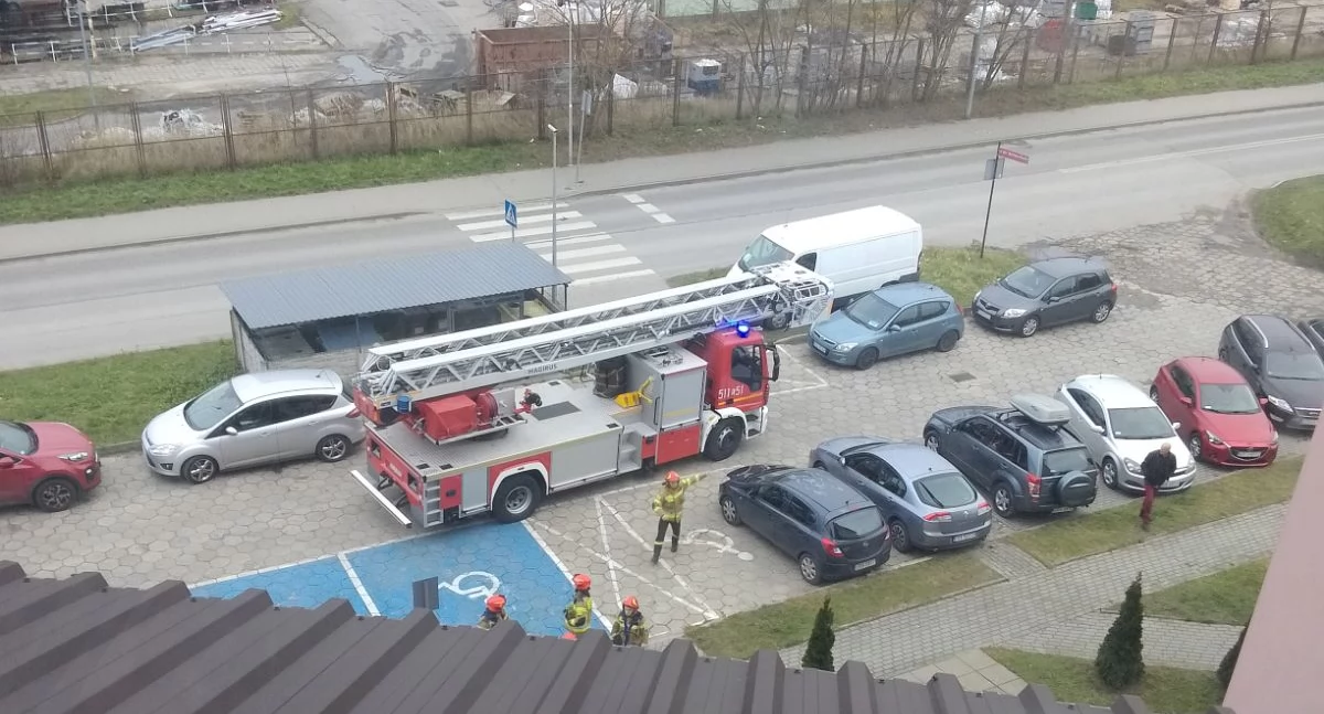 Na zdjęciu: Strażacy wezwani do bloku przy 11 Listopada, fot. Czytelnik/KP PSP Radomsko 