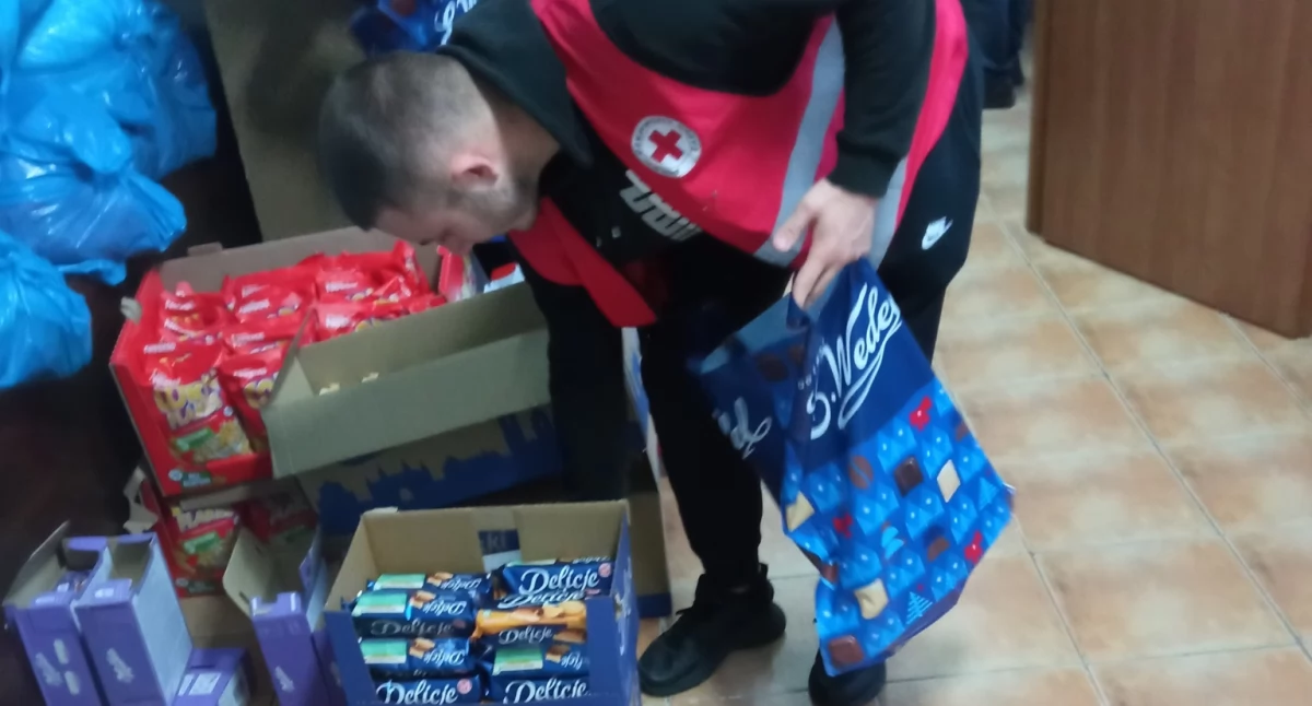 Na zdjęciu: Wolontariusz PCK, fot. Facebook/Starostwo Powiatowe