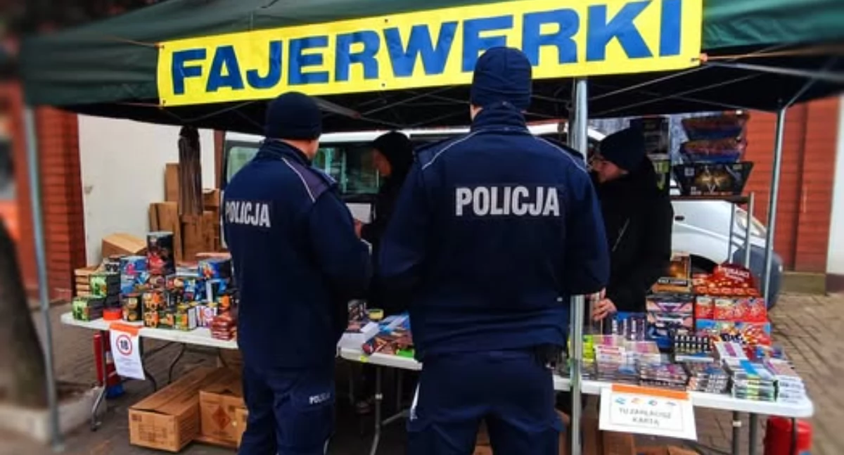 Na zdjęciu: Policjanci kontrolują miejsca sprzedaży fajerwerków, fot. KPP Radomsko