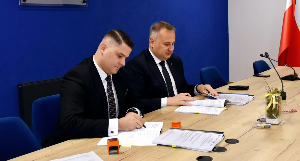 Na zdjęciu: Umowę podpisano w UM w Kamieńsku, fot. Facebook/Jarosław Bąkowicz