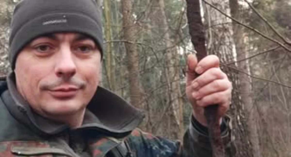 Na zdjęciu: Pan Mariusz ze swoim znaleziskiem, fot. Facebook/Stowarzyszenie Radomsk