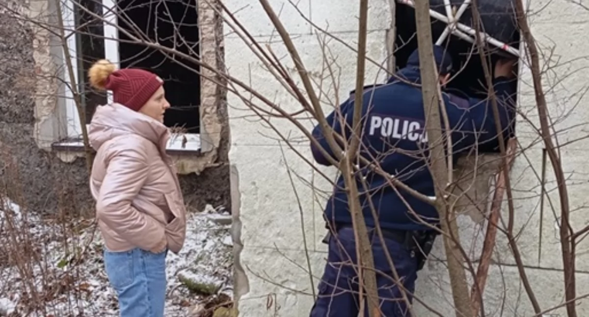 Na zdjęciu: Policjanci i pracownicy MOPS-u sprawdzają miejsca, w których przebywają osoby bezdomne, fot. KPP Radomsko
