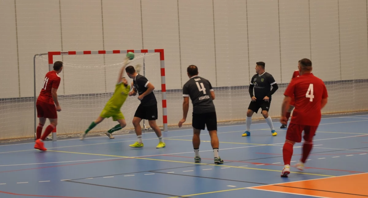 Na zdjęciu: Była sportowa rywalizacja na boisku, ale ważniejsza była pomoc dla Wiktorii, fot. Facebook/Jarosław Bąkowicz