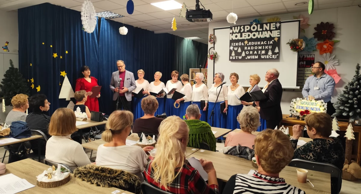Na zdjęciu: Wspólne kolędowanie