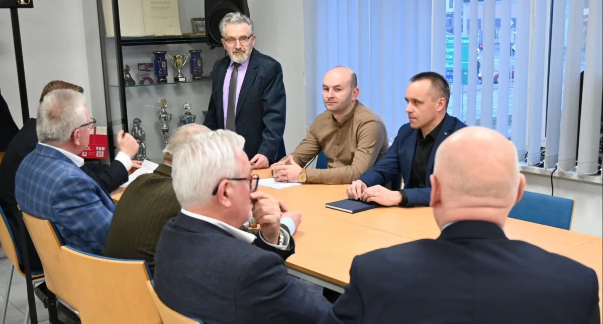 Na zdjęciu: Uczestnicy spotkania w KP PSP Radomsko, fot. Facebook/Starostwo Powiatowe
