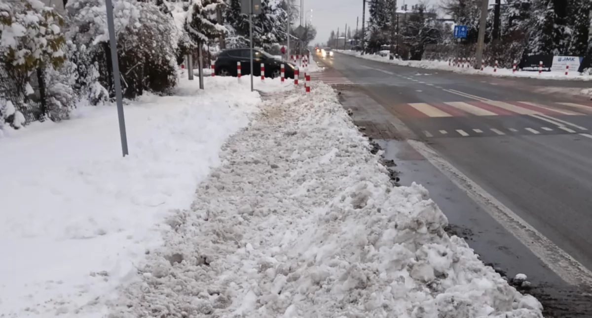 Na zdjęciu: Chodnik przy ulicy Sucharskiego, fot. Czytelniczka