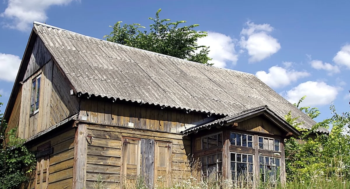 Na zdjęciu: Dom pokryty eternitem, fot. Pixabay/ilustracyjne