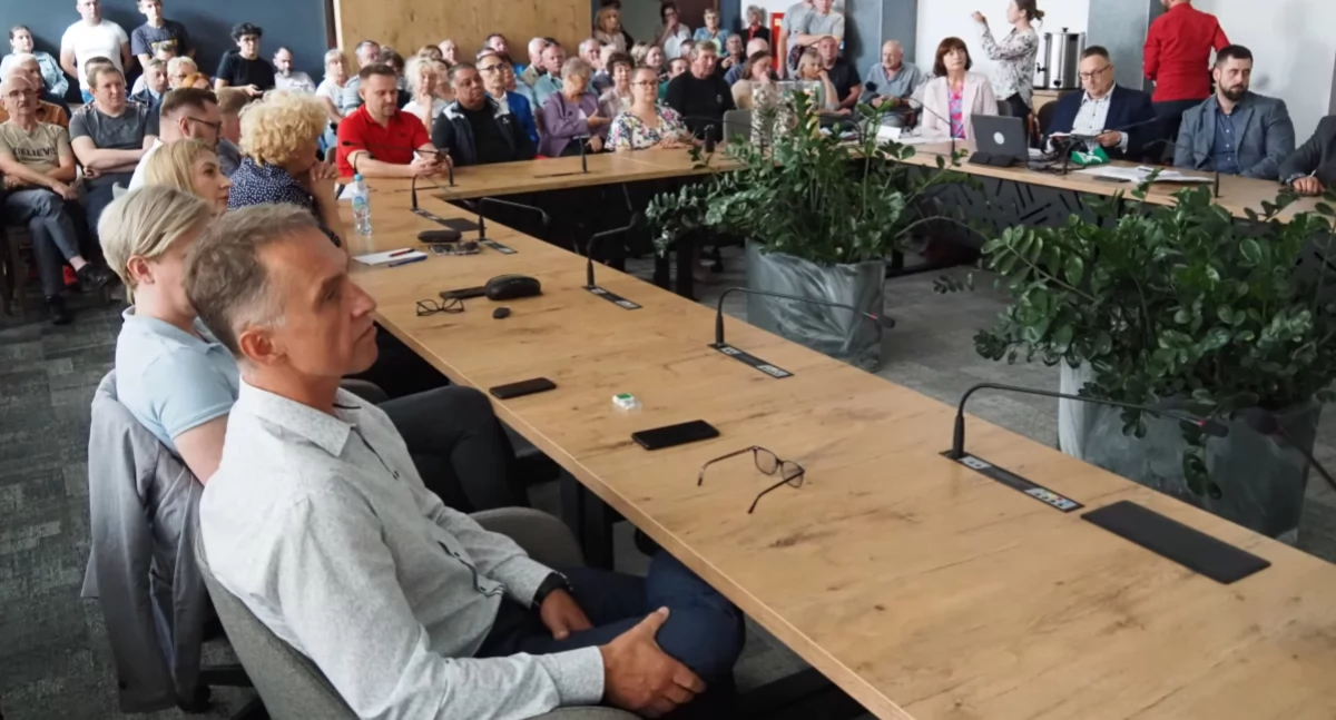 Na zdjęciu: Spotkanie w UM w sierpniu 2023. Przeciwnicy spalarni głośno protestowali