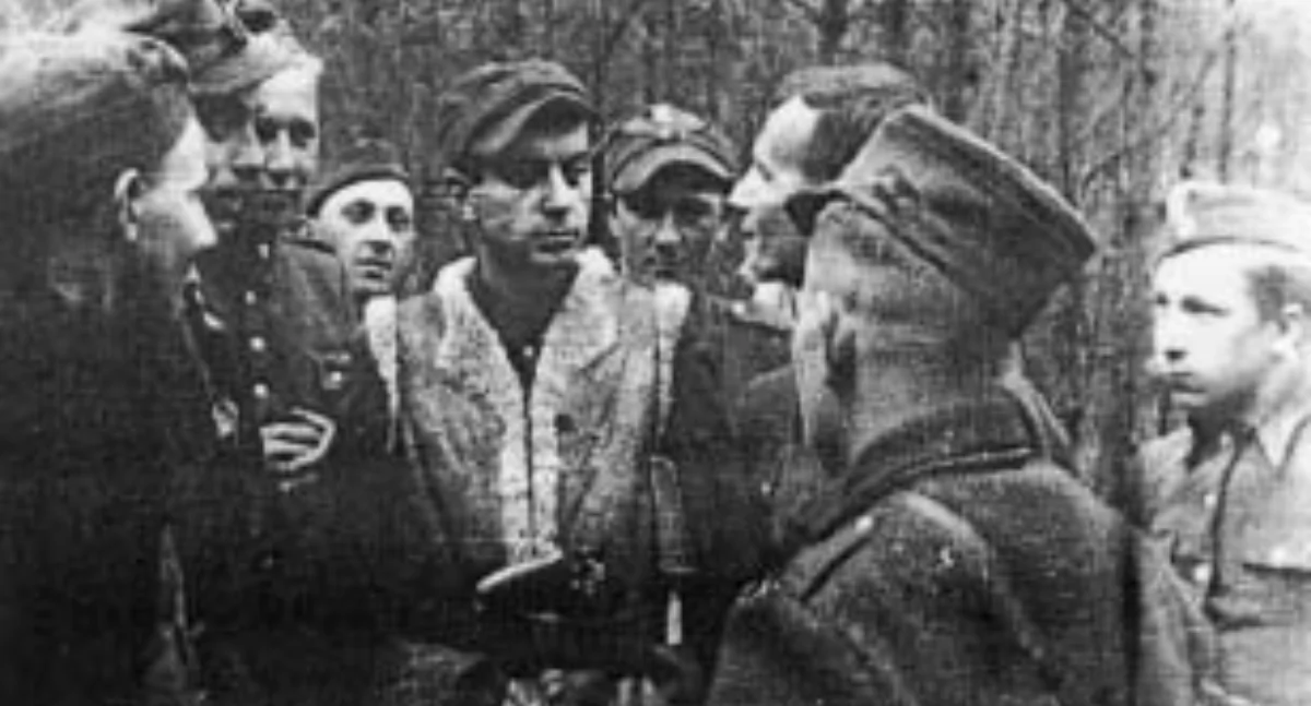 Na zdjęciu: Por. „Robotnik” Bolesław Skoczyński z żołnierzami swego plutonu w lasach koło Radomska. W środku ppor. „Zapora” Henryk Piasecki