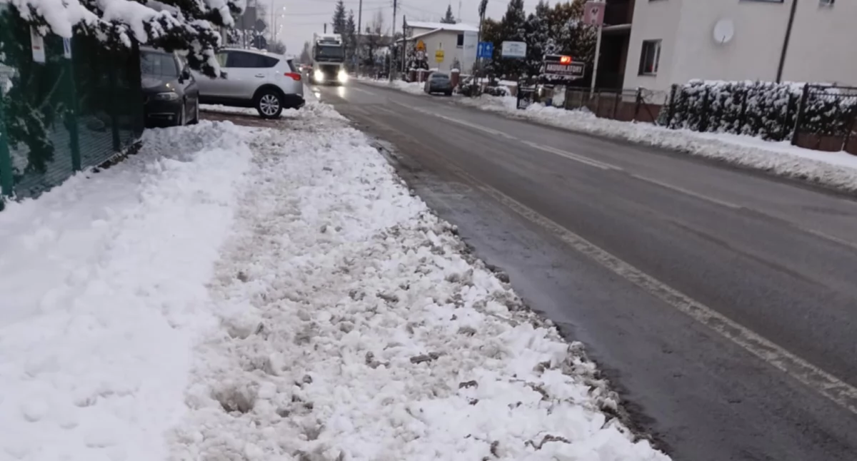 Na zdjęciu: Zaśnieżony chodnik przy ulicy Sucharskiego, fot. Czytelniczka