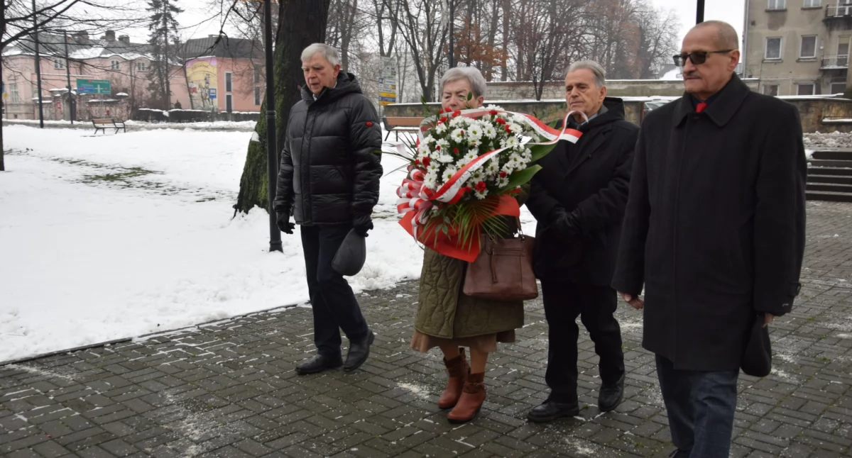 Na zdjęciu: Działacze Lewicy składają kwiaty, fot. Facebook/UM Radomsko