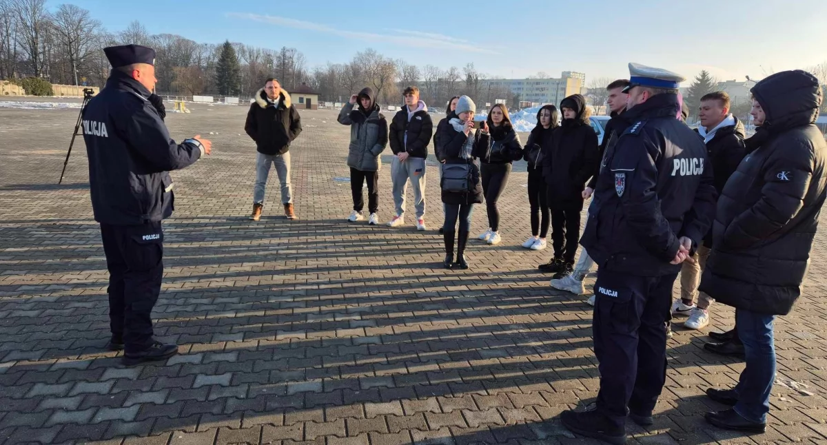 Na zdjęciu: Młodzi kierowcy przed jazdą po oblodzonym placu