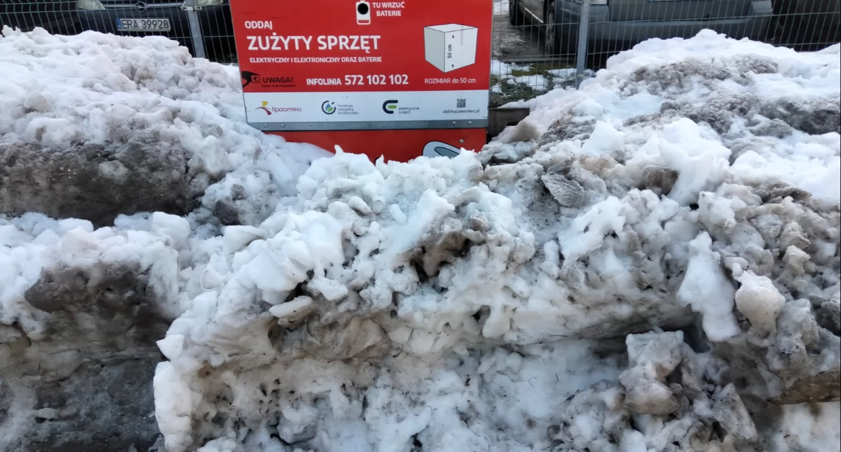 Na zdjęciu: Zasypany śniegiem pojemnik na elektroodpady, fot. Czytelnik